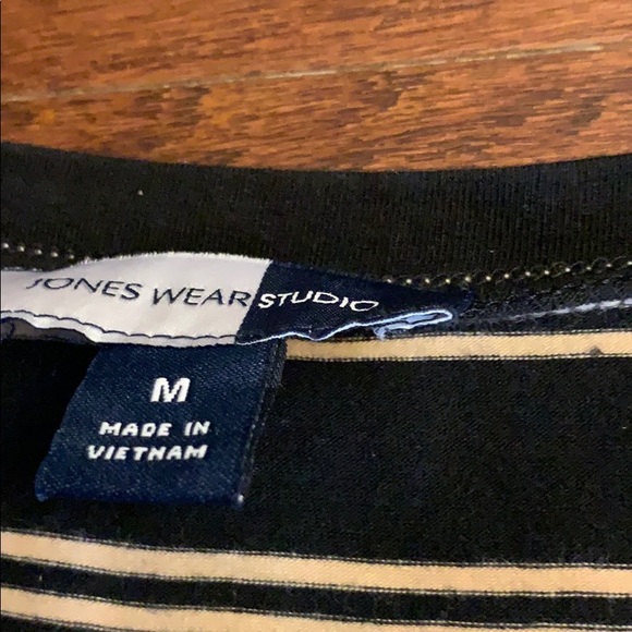 Jones Wear Vneck Tee Black w/Tan Stripes EUC Sz M - Picture 4 of 5